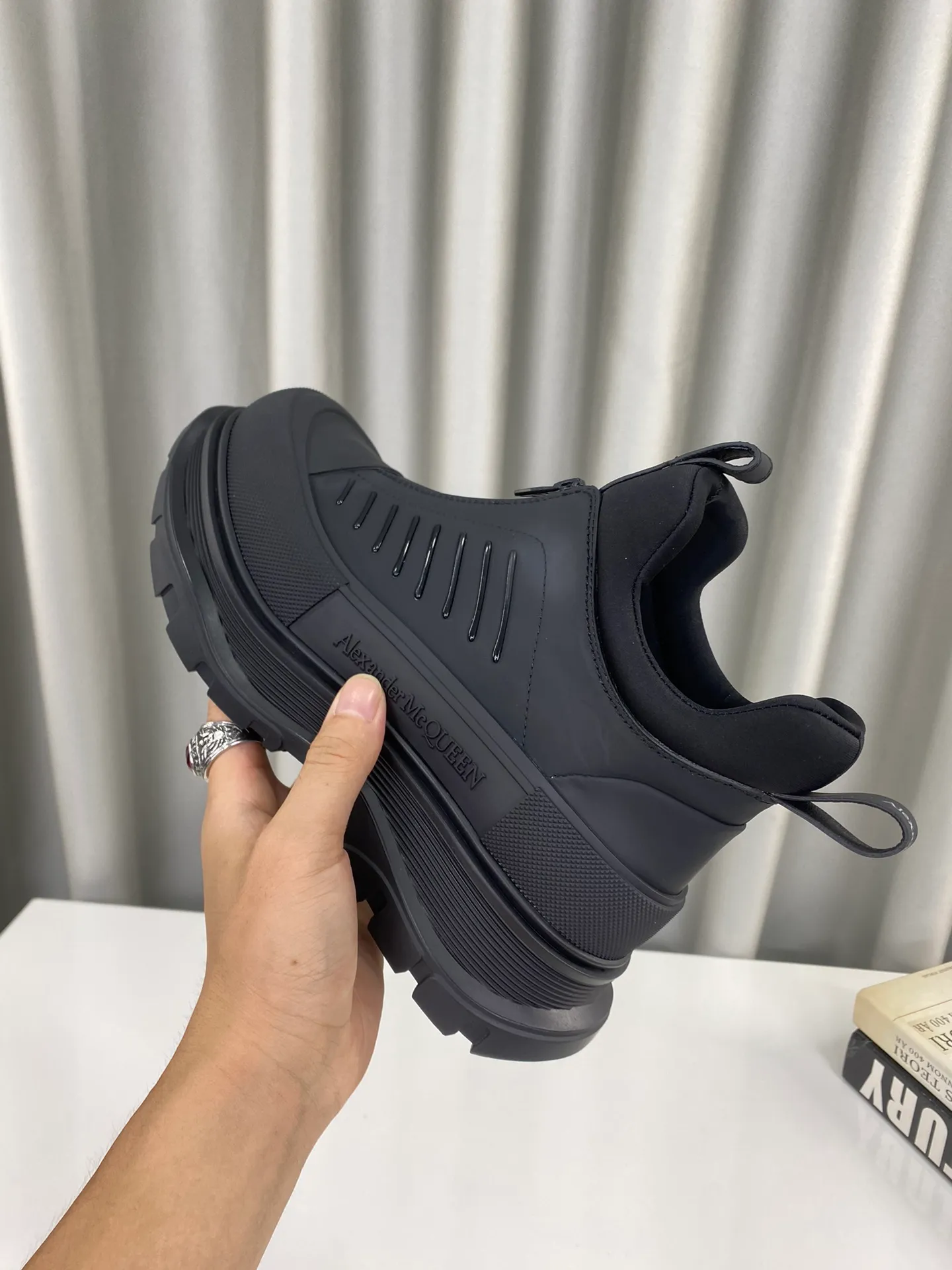 👟👟Ex-factory price 660👟👟Men's size +10 🔺Mc Queen 🔺Alexander McQueen's latest model, thick-soled front zipper dad shoes🌈 The designer has a bold idea and combines the trend of the times with the perfect design. It is super comfortable and versatile, with a new dad-style design and a multi-craft spliced ​​outsole. It is perfect. Many celebrities and Internet celebrities endorse it. 🔥Material: Original custom-made first-layer cowhide for the upper. Inside: Cali sheepskin feet. Outsole: Original TPU multi-layer combination outsole, •┈┈┈┈┈┈★┈┈┈┈┈┈┈• Size: Women’s 35～39 (34, 40, customization is non-returnable) Men’s 39～44 (38, 45, customization is not returnable) Full set of counter original packaging